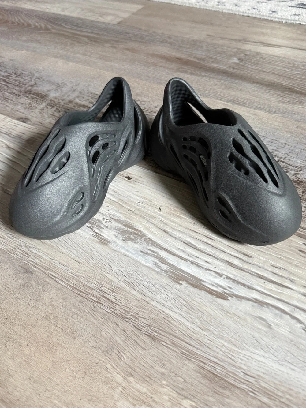 Yeezy Kids Foam Runners in Charcoal